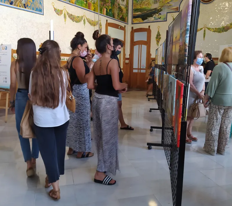 Exposición solidaria a beneficio de Manos Unidas Valencia en la Estación del Norte, Sala de los Mosaicos.
