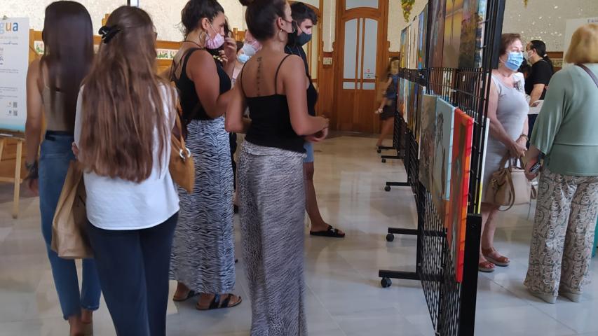 Exposición solidaria a beneficio de Manos Unidas Valencia en la Estación del Norte, Sala de los Mosaicos.