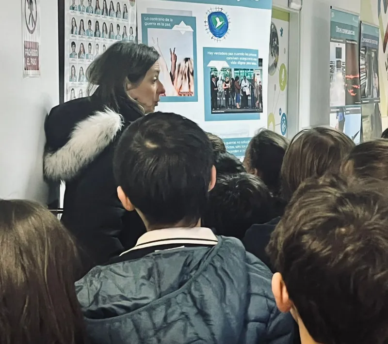 Exposición Construir la Paz de Manos Unidas Madrid en el colegio CEU Monteprincipe