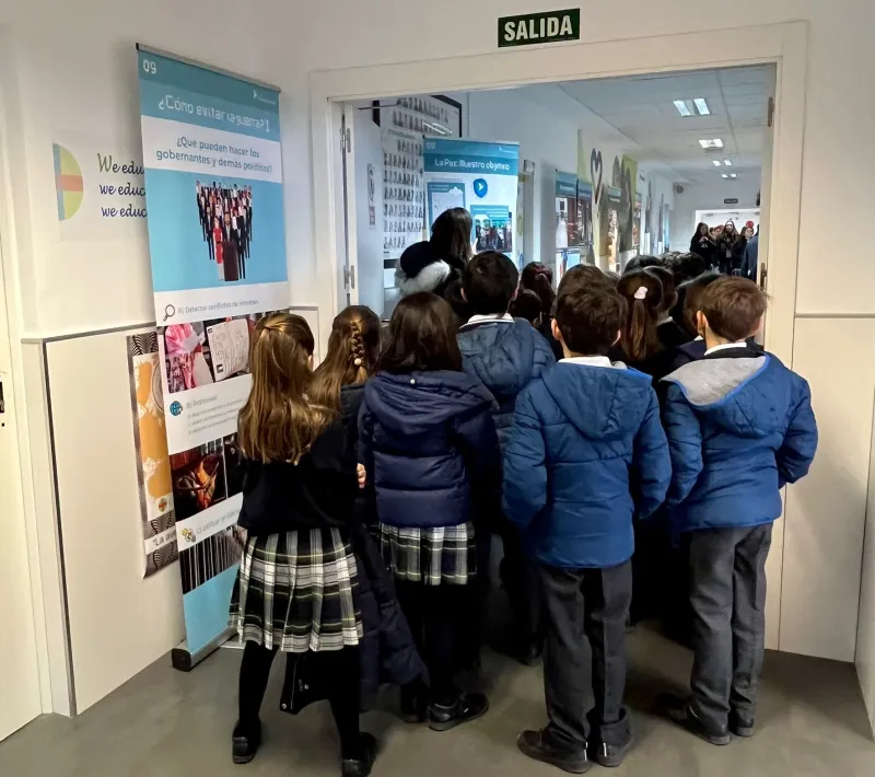 Exposición Construir la Paz de Manos Unidas Madrid en el colegio CEU Monteprincipe