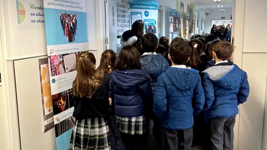 Exposición Construir la Paz de Manos Unidas Madrid en el colegio CEU Monteprincipe