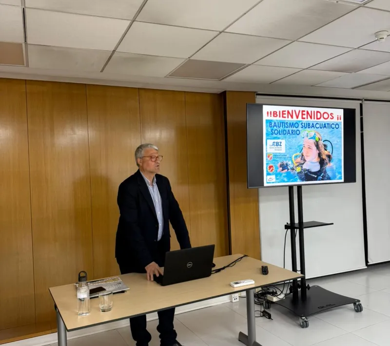 Esteban Sánchez, presidente del CBZ, imparte una charla técnica sobre buceo