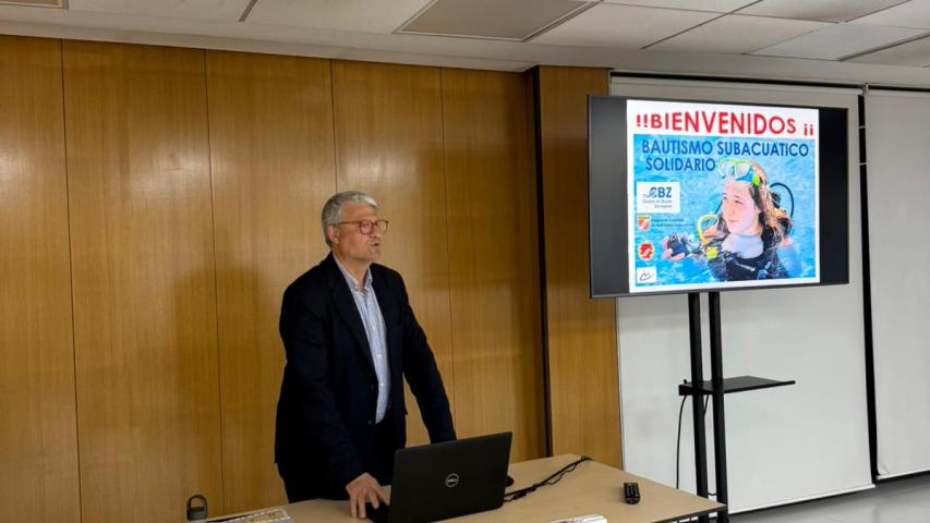 Esteban Sánchez, presidente del CBZ, imparte una charla técnica sobre buceo