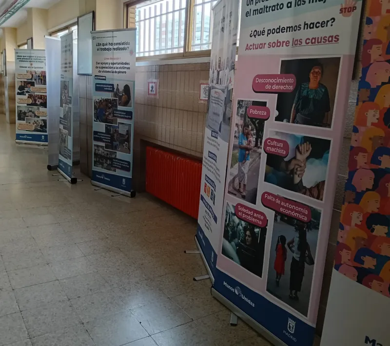 Exposición de Manos Unidas Madrid "Mujeres con futuro: cultivando derechos" en el colegio La Salle del Sagrado Corazón.