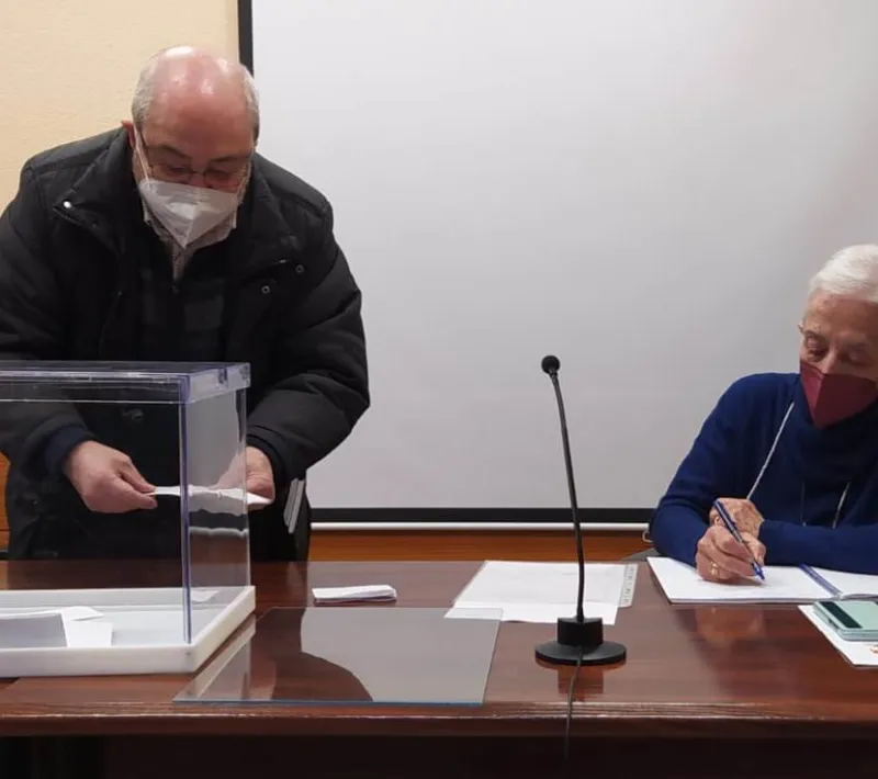 Recuento de votos por parte de José García e Isabel Moleres.
