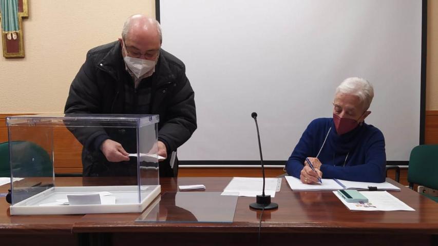 Recuento de votos por parte de José García e Isabel Moleres.