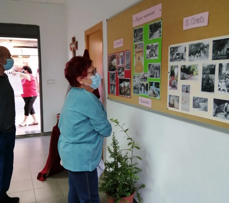 Asistentes a la exposición de la comarcal de Buñol de Manos Unidas Valencia.