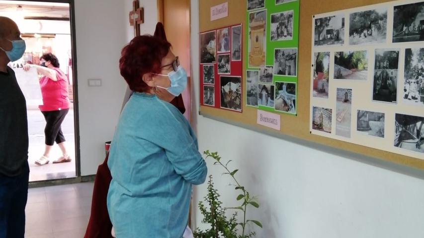 Asistentes a la exposición de la comarcal de Buñol de Manos Unidas Valencia.