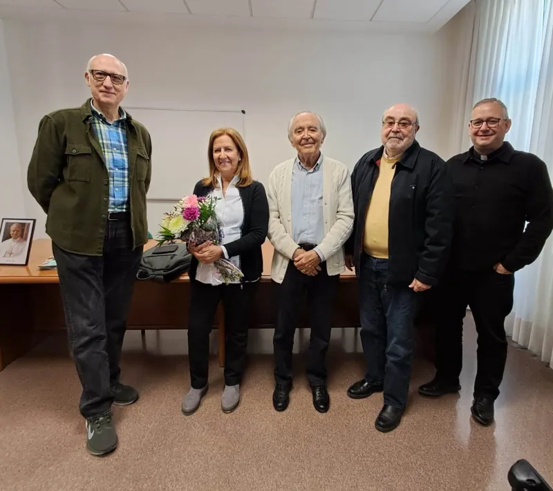 De izquierda a derecha, el nuevo equipo directivo: Vicente Bellver, secretario; Amparo Peris, delegada; Eladio Seco de Herrera, tesorero; José García, vicedelegado y F ernando Carrasco,consiliario.