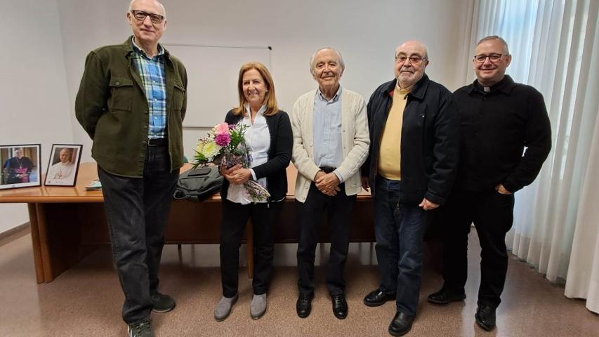 De izquierda a derecha, el nuevo equipo directivo: Vicente Bellver, secretario; Amparo Peris, delegada; Eladio Seco de Herrera, tesorero; José García, vicedelegado y F ernando Carrasco,consiliario.