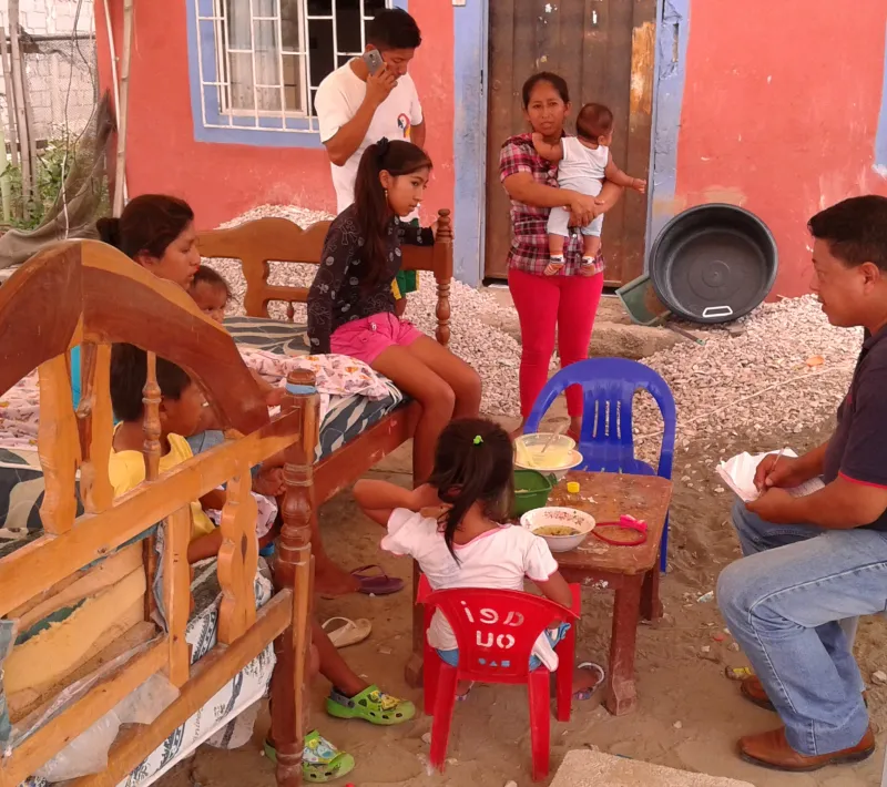 familia durmiendo bajo carpa