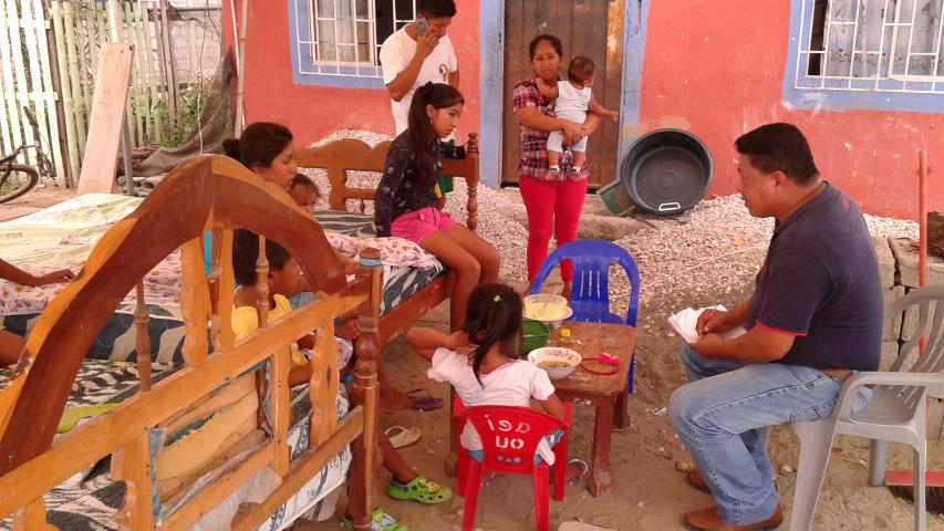familia durmiendo bajo carpa