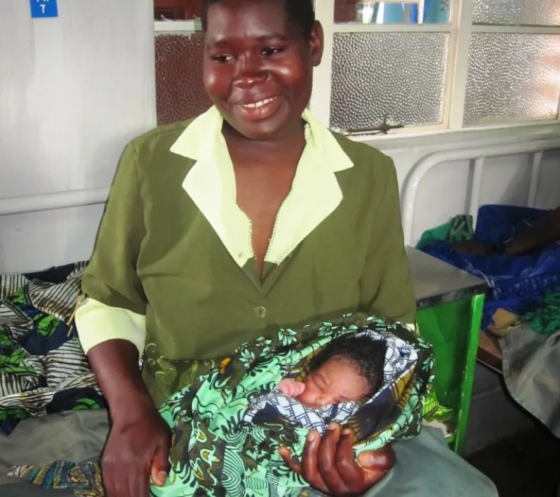 Miradas a la igualdad. Fatiness Paulu y su hijo en Malawi