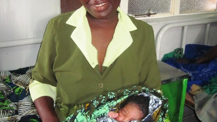 Miradas a la igualdad. Fatiness Paulu y su hijo en Malawi