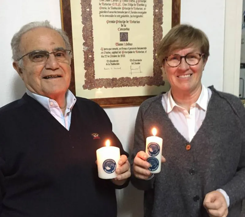 fernando y rosa marta en la delegacion de malaga encienden la llama