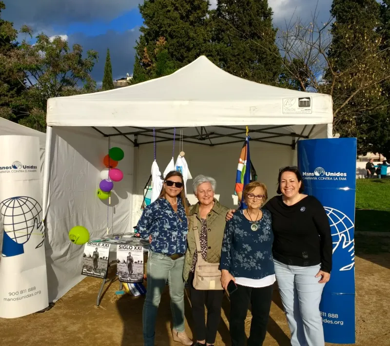 Elisenda Garcia y Cristina Real junto a voluntarias de Cerdañola