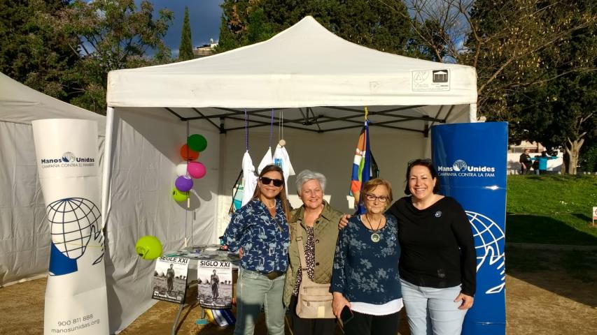 Elisenda Garcia y Cristina Real junto a voluntarias de Cerdañola