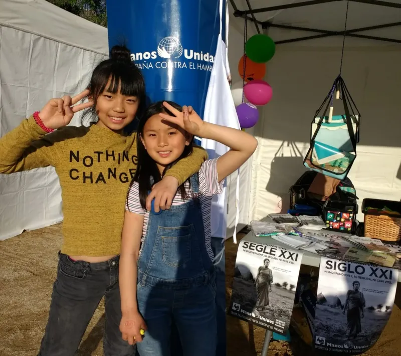 mini-ayudantes en el stand de Manos Unidas