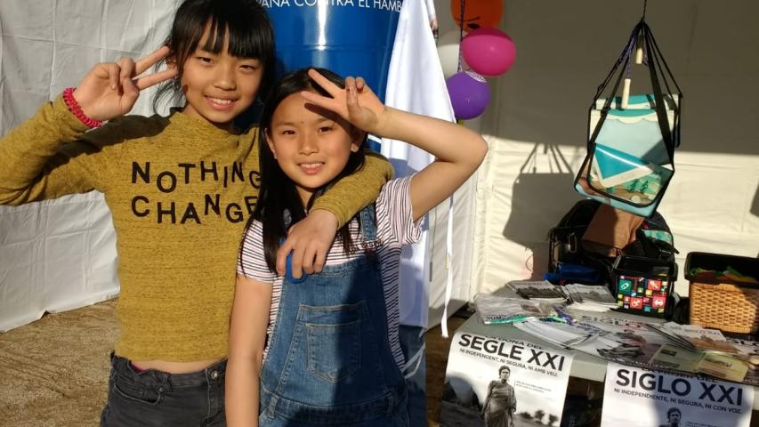 mini-ayudantes en el stand de Manos Unidas