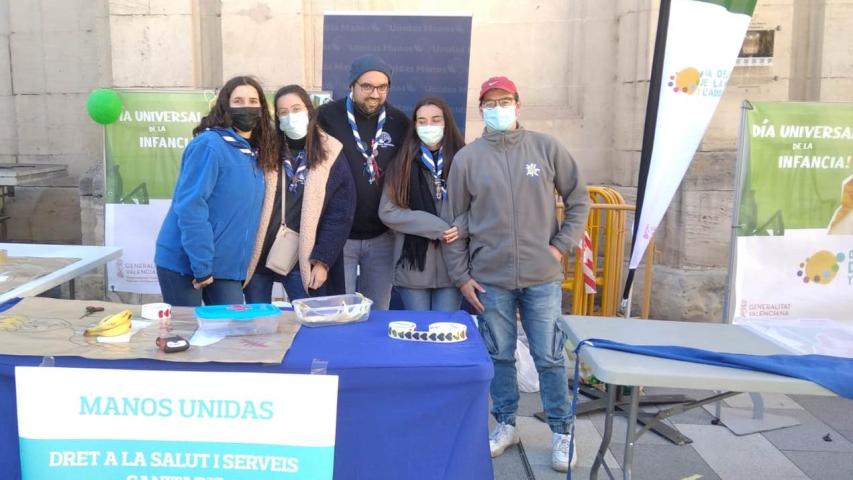 Voluntarios de Manos Unidas Valencia en Alcoi en la Fira de la Infancia.