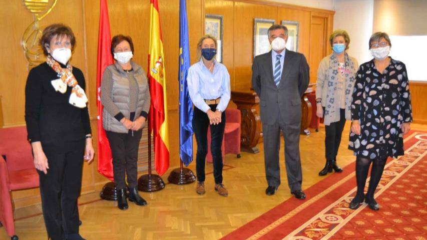 Firma del convenio de colaboración entre el COFM y Manos Unidas Madrid