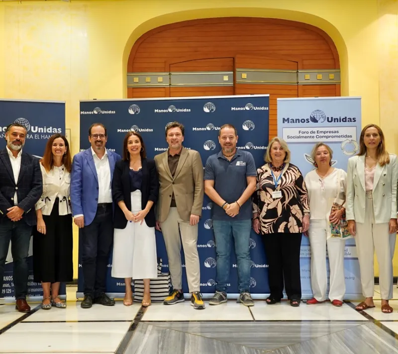 Ponentes del foro junto con los voluntarios de Manos Unidas Valencia.