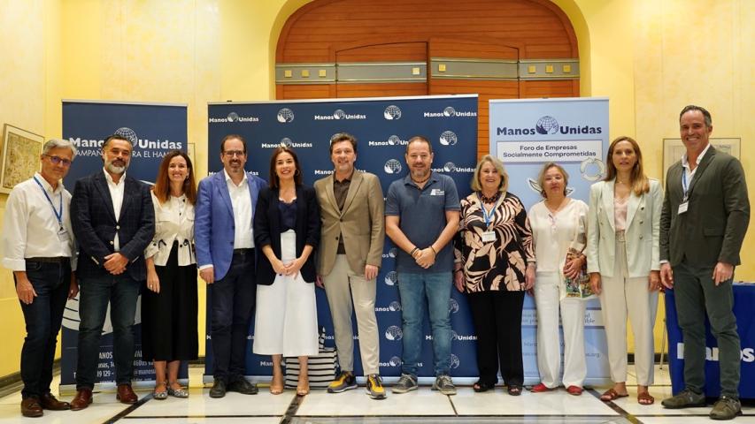 Ponentes del foro junto con los voluntarios de Manos Unidas Valencia.