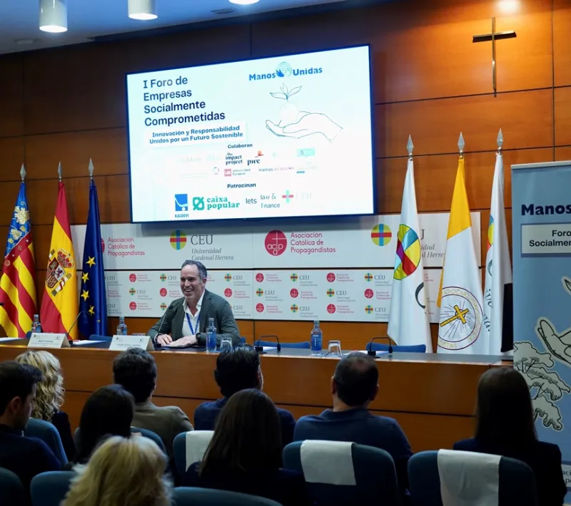 Álvaro cabrera, voluntario de Manos Unidas Valencia en el Departamento de Empresas, moderador del foro.