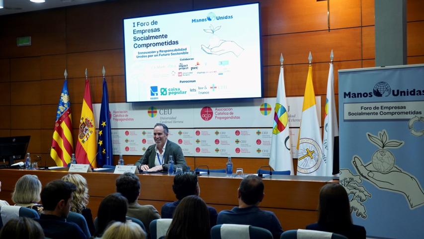 Álvaro cabrera, voluntario de Manos Unidas Valencia en el Departamento de Empresas, moderador del foro.