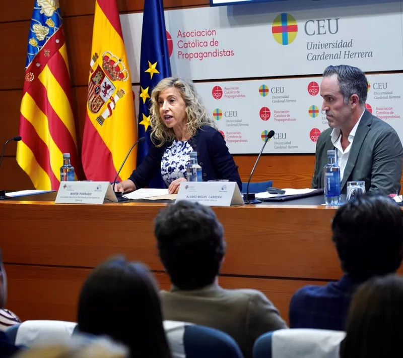 Marta Torrado, concejala de Bienestar Social en el Ayuntamiento de Valencia, junto con el moderador del Foro, Álvaro Cabrera.