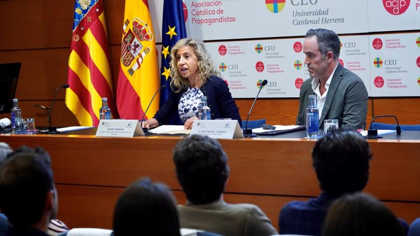 Marta Torrado, concejala de Bienestar Social en el Ayuntamiento de Valencia, junto con el moderador del Foro, Álvaro Cabrera.