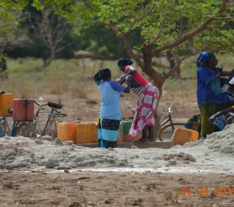 Las mujeres apoyando la obra por medio de la recolecta de agua