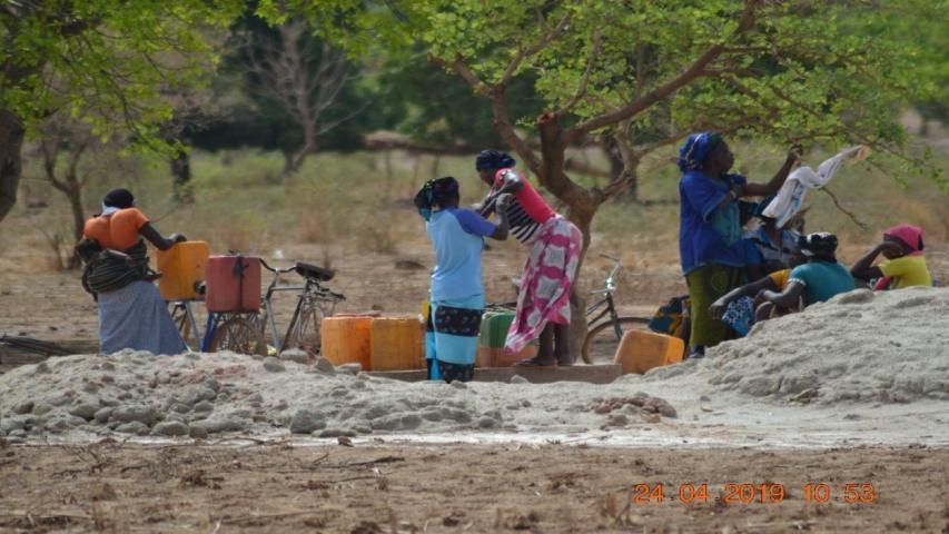 Las mujeres apoyando la obra por medio de la recolecta de agua