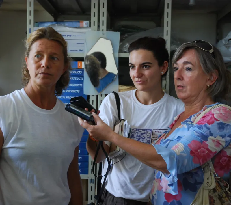 Isa Solá con periodistas en Haití