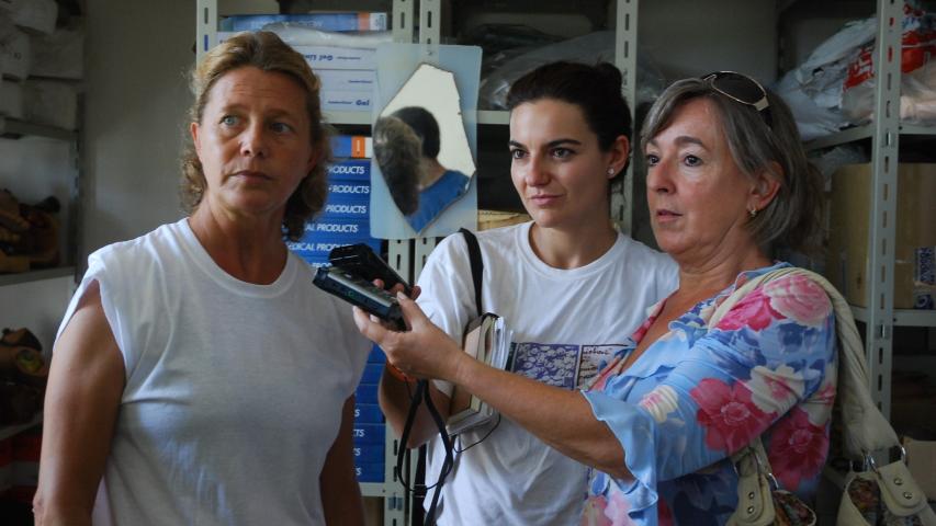 Isa Solá con periodistas en Haití