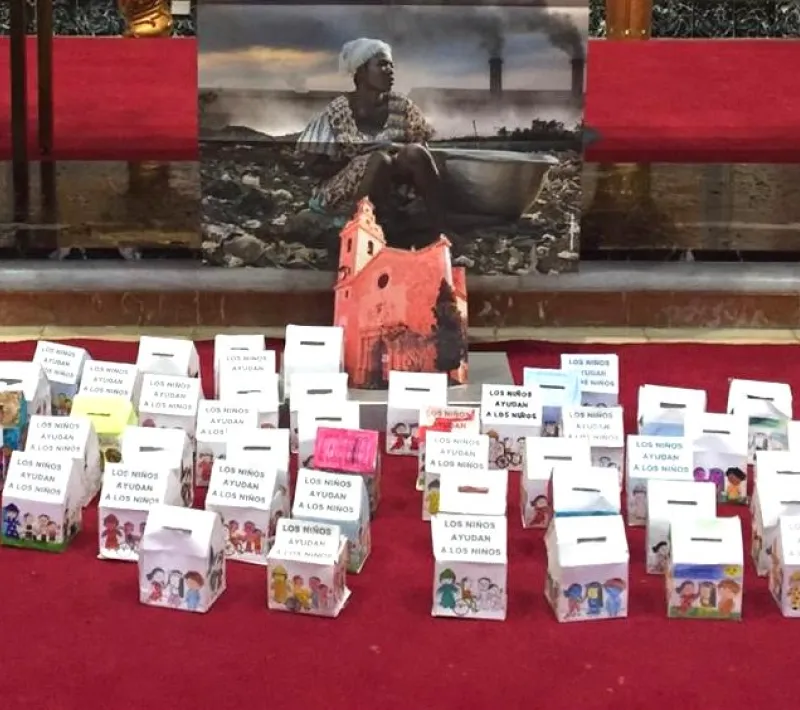 Los niños de catequesis llevaron sus huchas a la cena solidaria de Manos Unidas.