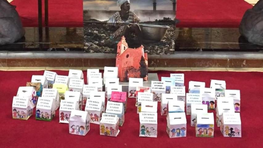 Los niños de catequesis llevaron sus huchas a la cena solidaria de Manos Unidas.