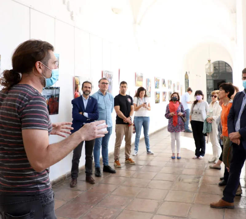 foto visita exposicion por el 25 aniv