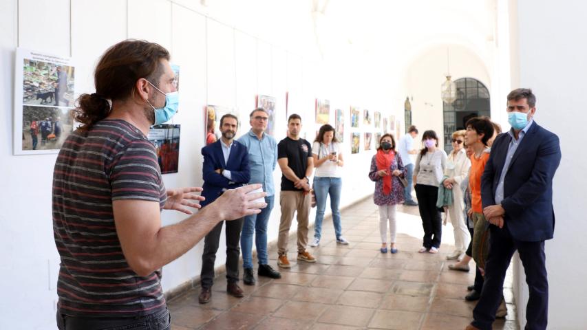 foto visita exposicion por el 25 aniv