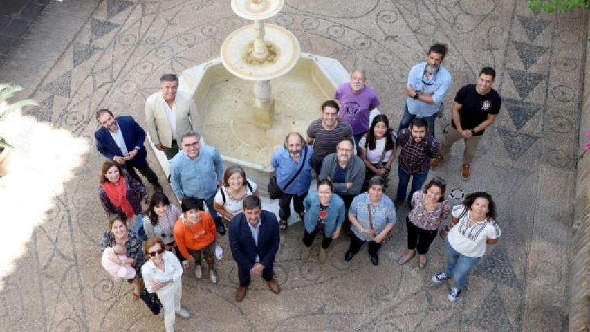 foto visita exposicion por el 25