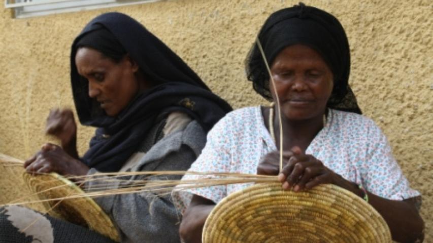 Mujeres elaborando cestos