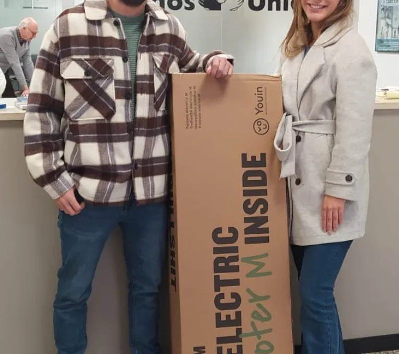 ganador patinete andres sanchez y novia 3