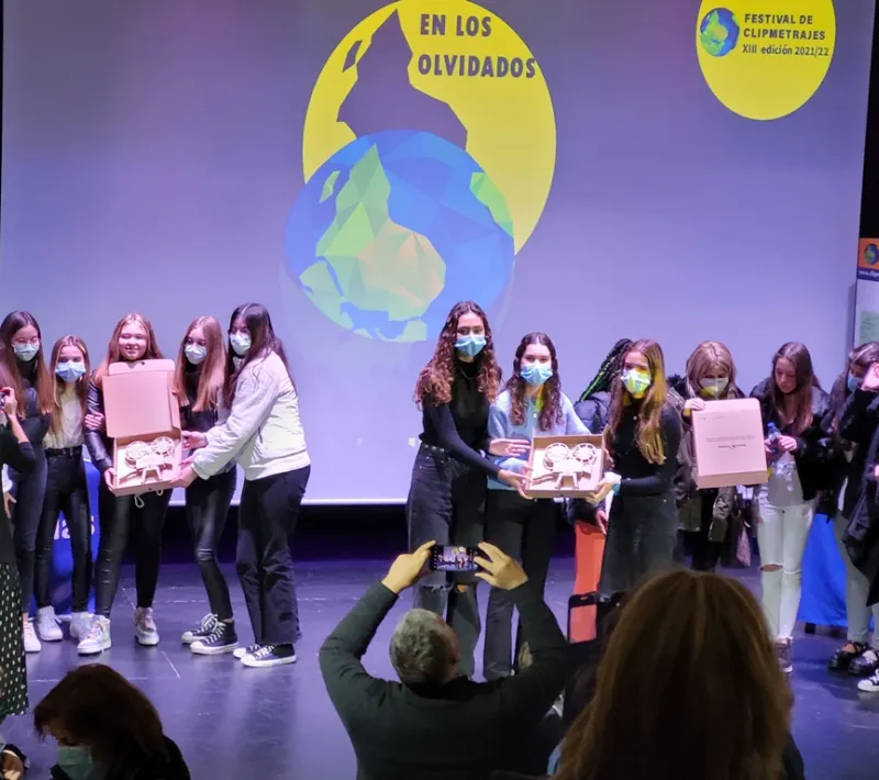 Los premiados mostrando sus trofeos en la Final de Clipmetrajes.