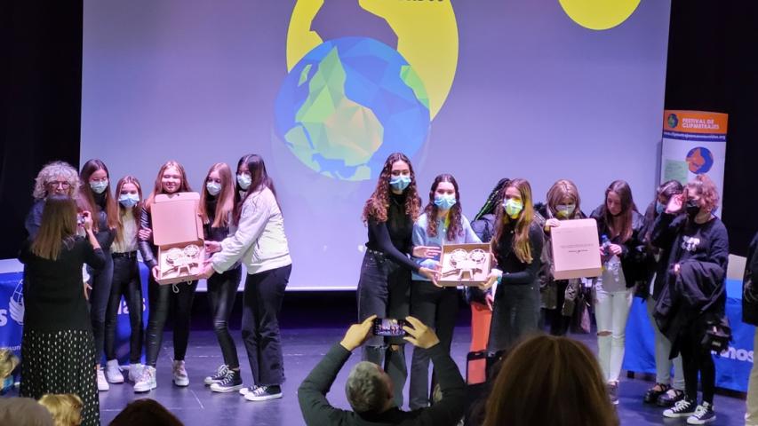 Los premiados mostrando sus trofeos en la Final de Clipmetrajes.