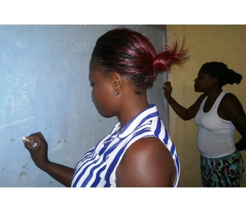 Alumna en clase de alfabetismo en Haití
