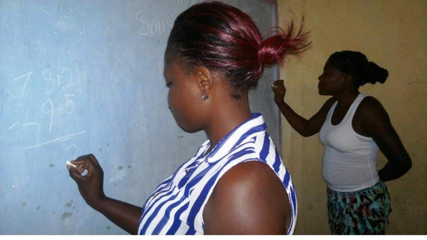 Alumna en clase de alfabetismo en Haití
