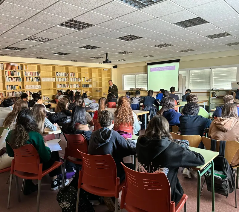 Voluntarios de Manos Unidas Madrid dan una charla en el IES Aldebarán de Alcobendas