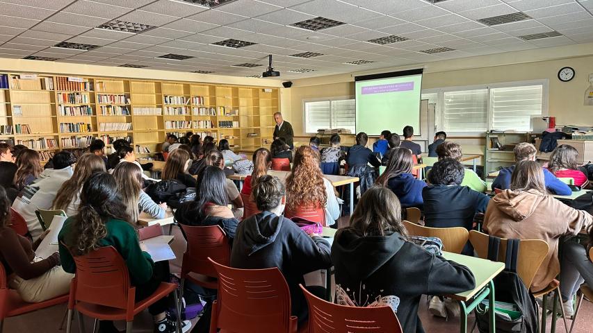 Voluntarios de Manos Unidas Madrid dan una charla en el IES Aldebarán de Alcobendas