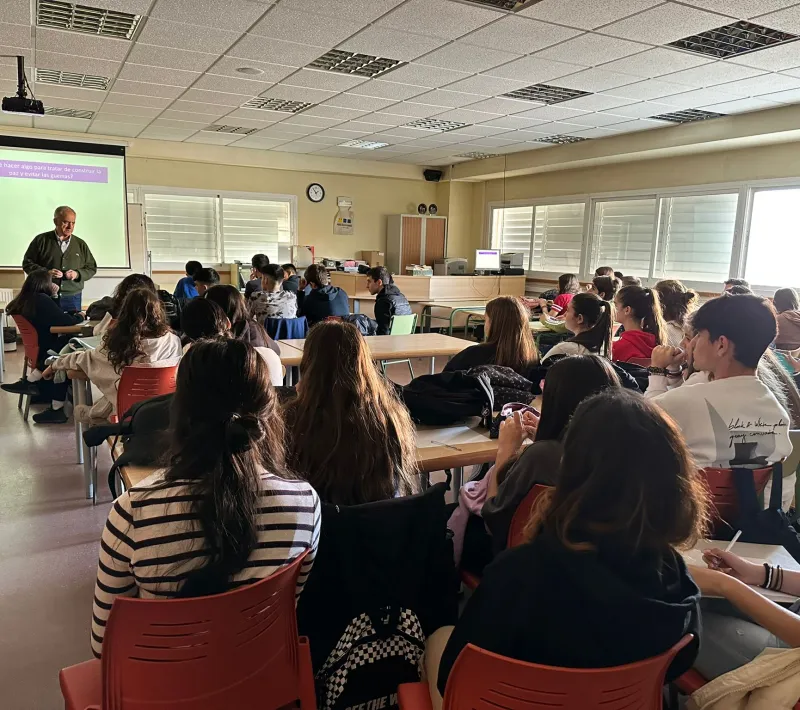 Voluntarios de Manos Unidas Madrid dan una charla en el IES Aldebarán de Alcobendas