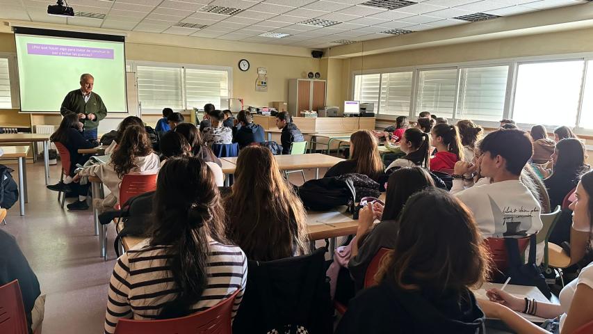 Voluntarios de Manos Unidas Madrid dan una charla en el IES Aldebarán de Alcobendas